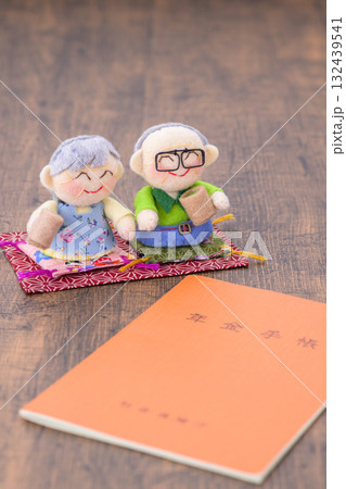 ご年配の夫婦と年金手帳 ご年配の夫婦と年金手帳 132439541