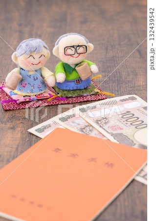 ご年配の夫婦と年金手帳(+お金) ご年配の夫婦と年金手帳(+お金) 132439542