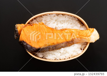 鮭弁当 132439793