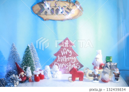 クリスマスツリーの飾りに飾られたサンタクロース クリスマスツリーの飾りに飾られたサンタクロース 132439834