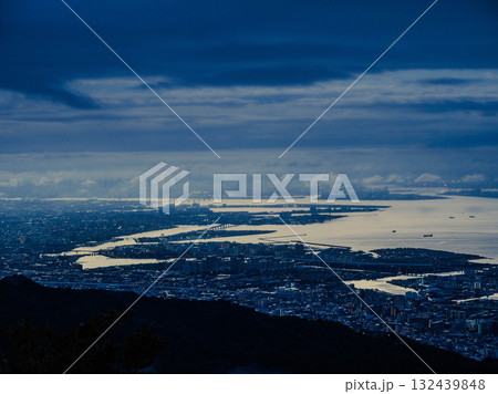 六甲山上からの夜明け　雲海の神戸大阪方面を臨む 132439848