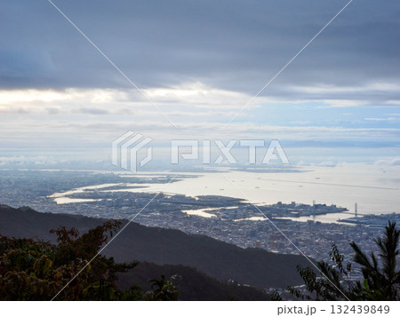 六甲山上からの夜明け 雲海の神戸大阪方面を臨む 六甲山上からの夜明け 雲海の神戸大阪方面を臨む 132439849