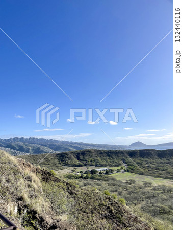 光の降りそそぐ丘 132440116