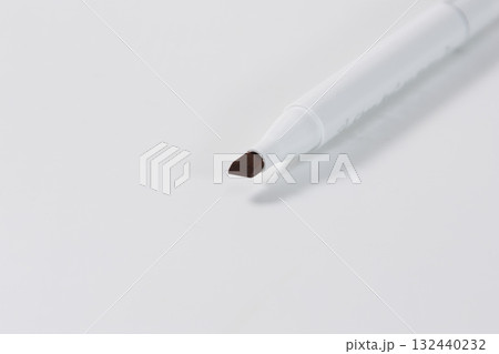 カラフルなバーントオレンジ色のアートマーカーペン 132440232