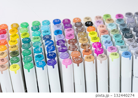 整列されたカラーマーカーペン4 132440274