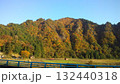 秋色に染まる山々と青空の風景 132440318