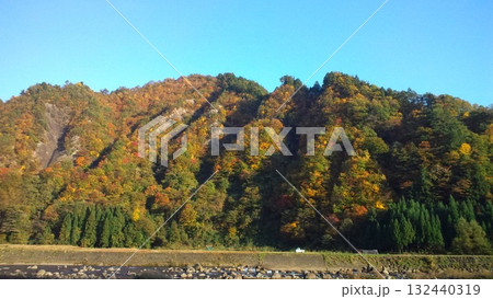 秋色に染まる山々と青空の風景 132440319