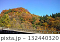 秋色に染まる山々と青空の風景 132440320