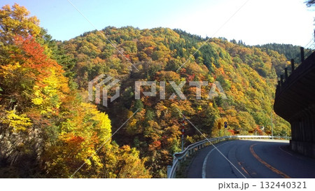 秋色に染まる山々と青空の風景 秋色に染まる山々と青空の風景 132440321