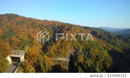 秋色に染まる山々と青空の風景 秋色に染まる山々と青空の風景 132440322