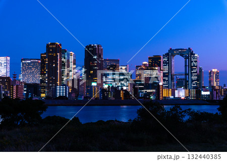 大阪梅田の超高層ビル群の夜景と淀川 大阪梅田の超高層ビル群の夜景と淀川 132440385
