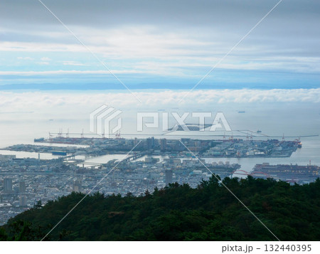 雲海に覆われた六甲の山並みと神戸市街地 132440395