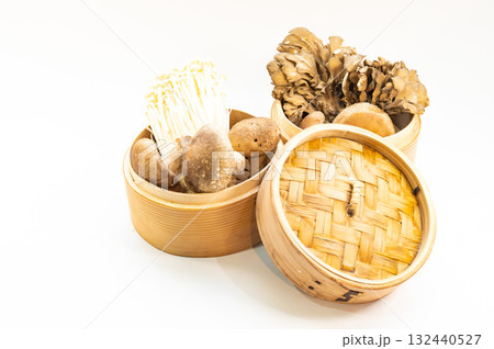 セイロに盛られたキノコ 132440527