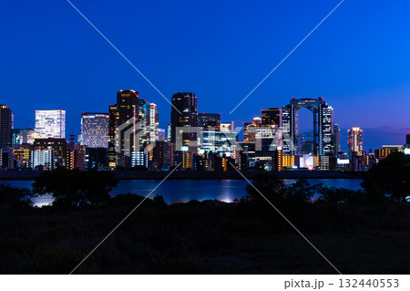 大阪梅田の超高層ビル群の夜景と淀川 大阪梅田の超高層ビル群の夜景と淀川 132440553