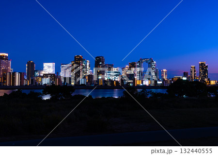 大阪梅田の超高層ビル群の夜景と淀川 132440555