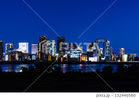 大阪梅田の超高層ビル群の夜景と淀川 大阪梅田の超高層ビル群の夜景と淀川 132440560