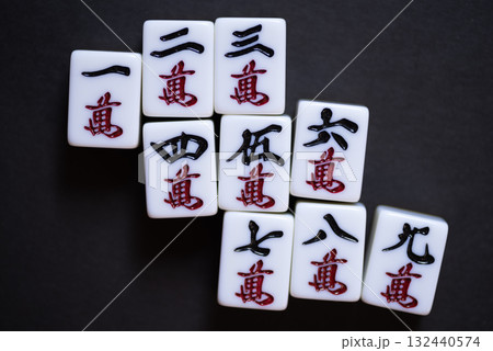 黒背景にマージャン牌 132440574