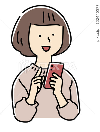 スマホを操作する笑顔の女性のバストアップ_カラー スマホを操作する笑顔の女性のバストアップ_カラー 132440577