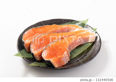 ［チリ産　養殖］銀鮭　切り身 132440586
