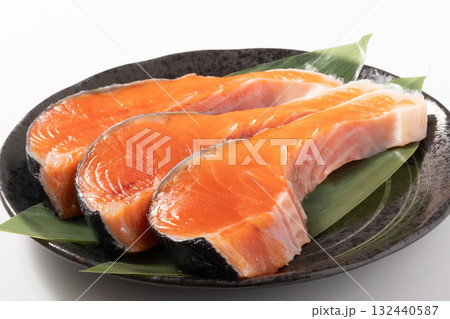 ［チリ産　養殖］銀鮭　切り身 132440587