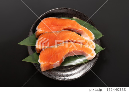 ［チリ産　養殖］銀鮭　切り身 132440588