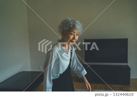 自宅リビングにたたずむシニア女性 132440620