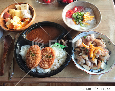A soup curry 宅配サービス(フードデリバリー)で食べるスープカレーのランチセットの一例 A soup curry 宅配サービス(フードデリバリー)で食べるスープカレーのランチセットの一例 132440621