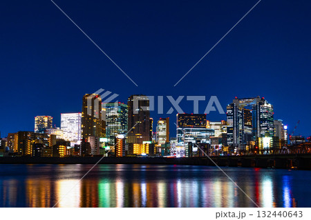 大阪梅田の超高層ビル群の夜景と淀川 132440643
