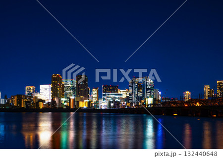 大阪梅田の超高層ビル群の夜景と淀川 大阪梅田の超高層ビル群の夜景と淀川 132440648