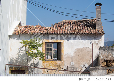 ポルトガル、半壊の家屋 ポルトガル、半壊の家屋 132440654