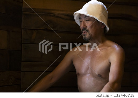 サウナを楽しむ50代男性 132440719