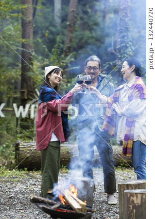 キャンプ場で焚き火をする家族 132440720