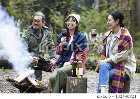 キャンプ場で焚き火をする家族 132440721