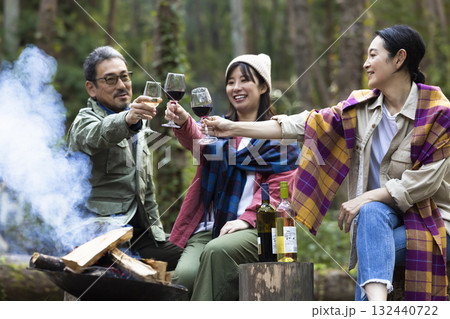 キャンプ場で焚き火をする家族 キャンプ場で焚き火をする家族 132440722