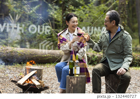 キャンプ場で焚き火をする家族 132440727