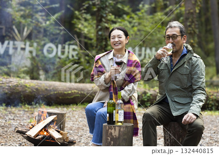 キャンプ場で焚き火をする家族 キャンプ場で焚き火をする家族 132440815