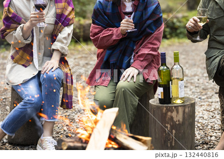 キャンプ場で焚き火をする家族 キャンプ場で焚き火をする家族 132440816