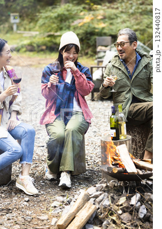 キャンプ場で焚き火をする家族 キャンプ場で焚き火をする家族 132440817