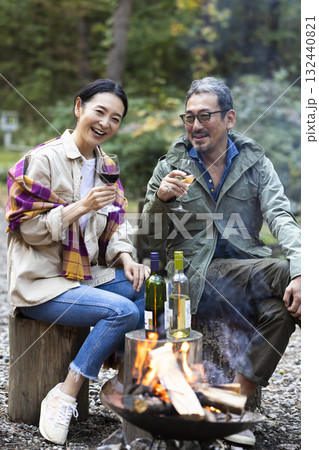 キャンプ場で焚き火をする家族 キャンプ場で焚き火をする家族 132440821