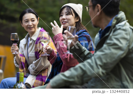 キャンプ場で焚き火をする家族 132440852