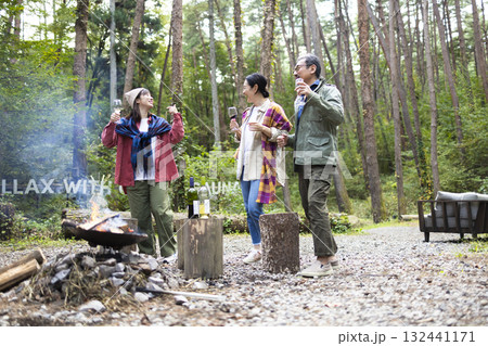 キャンプ場で焚き火をする家族 132441171