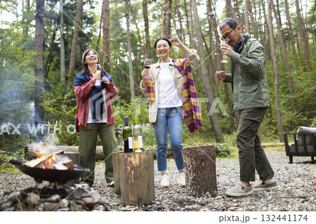 キャンプ場で焚き火をする家族 132441174