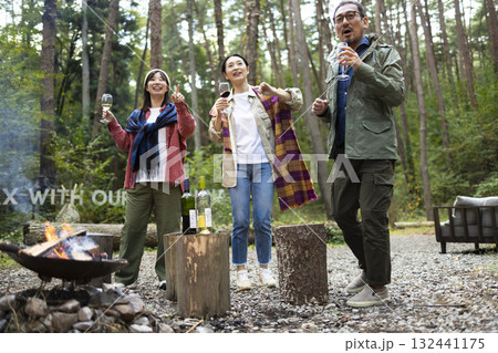 キャンプ場で焚き火をする家族 132441175