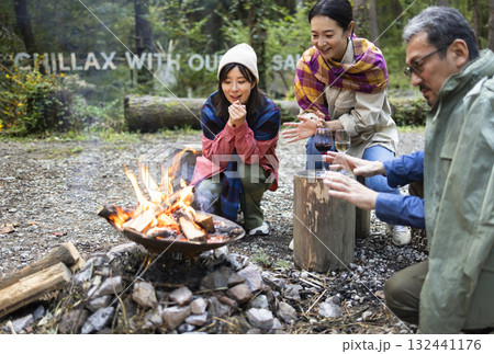 キャンプ場で焚き火をする家族 キャンプ場で焚き火をする家族 132441176