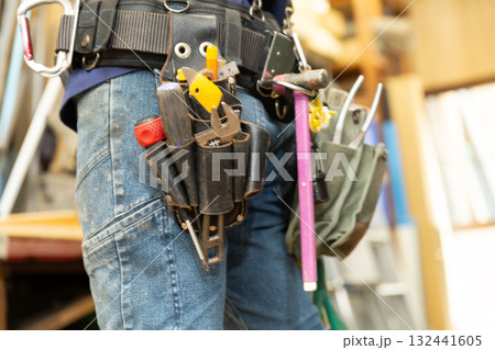 工務店 職人男性の腰に巻かれた使いこまれた腰道具 腰袋 132441605