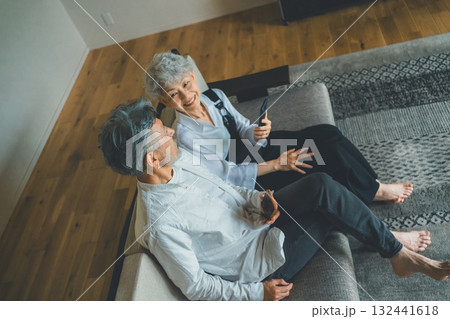 スマホを持つシニア夫婦 132441618