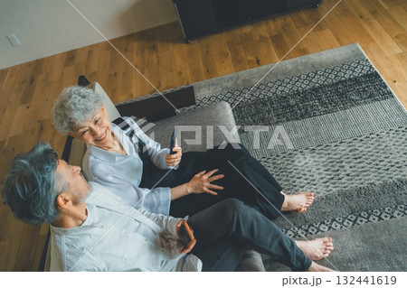 スマホを持つシニア夫婦 132441619