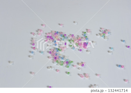 カラフルで小さいビーズのコレクション1 カラフルで小さいビーズのコレクション1 132441714