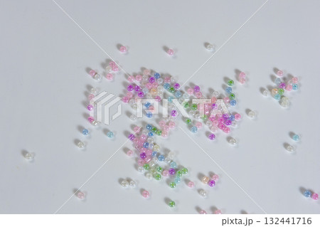カラフルで小さいビーズのコレクション3 132441716