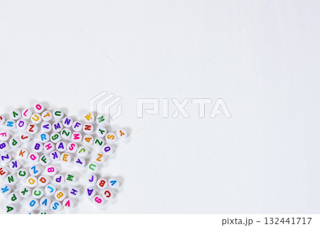 カラフルなアルファベットビーズのコレクション1 カラフルなアルファベットビーズのコレクション1 132441717